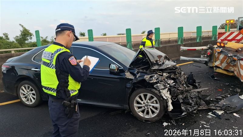 畫面曝光！男開國5「啟動自動駕駛」猛撞緩撞車，車頭全爛剩一半。（圖／翻攝畫面）
