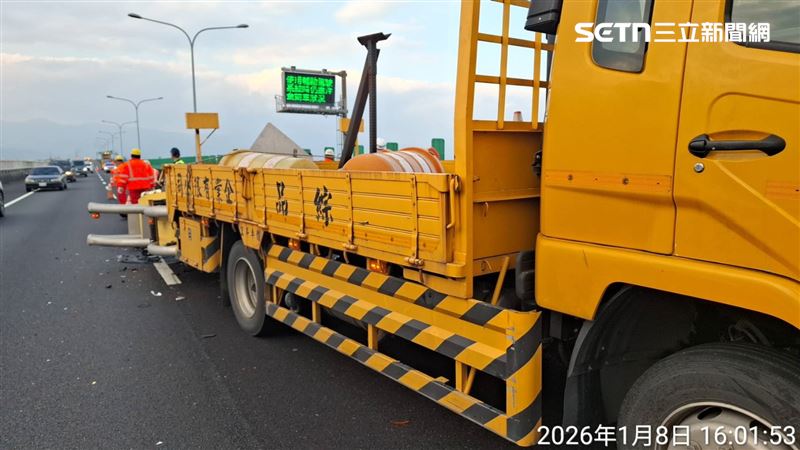 畫面曝光！男開國5「啟動自動駕駛」猛撞緩撞車，車頭全爛剩一半。（圖／翻攝畫面）