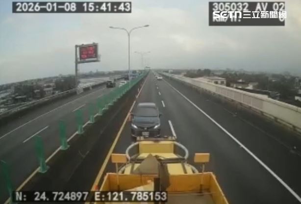 畫面曝光！男開國5「啟動自動駕駛」猛撞緩撞車，車頭全爛剩一半。（圖／翻攝畫面）