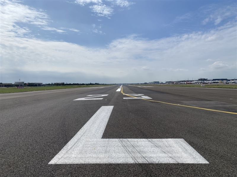 跑道維護作業為維持飛航安全及營運品質不可或缺之一環，機場公司高度重視飛航安全。（圖／桃園機場提供）