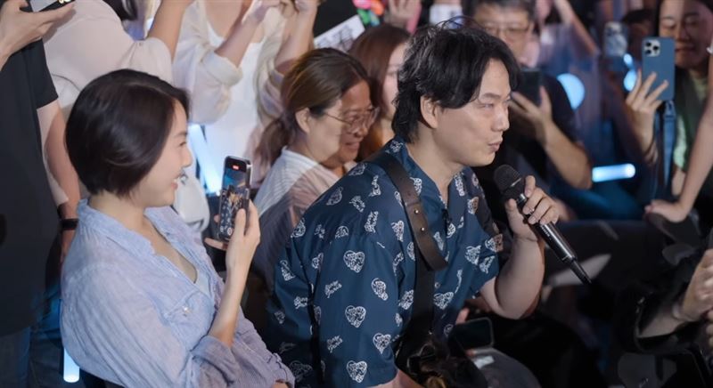 蕭煌奇去年現身五月天演唱會時，身旁疑似坐著就是他新婚老婆。（圖／相信音樂提供）