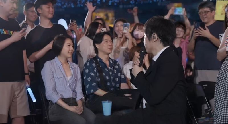 蕭煌奇去年現身五月天演唱會時，身旁疑似坐著就是他新婚老婆。（圖／相信音樂提供）