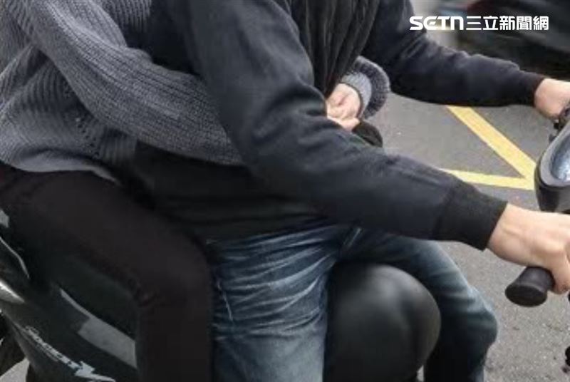 警方與事實查核平台均闢謠，後座乘客雙手環抱並不算違規。（圖／資料照）