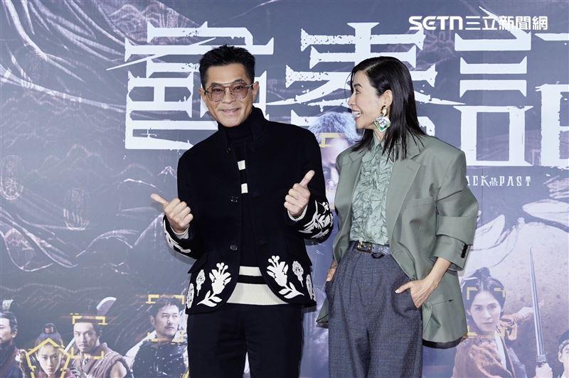 古天樂俏皮比讚,被要求再比一次,馬上變回高冷男神表示「不行」。(圖/記者趙于瑩攝影)