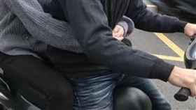 警方與事實查核平台均闢謠，後座乘客雙手環抱並不算違規。（圖／資料照）