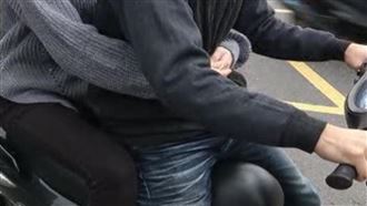 傳機車乘客抱騎士被罰 警闢謠：犯4錯才會