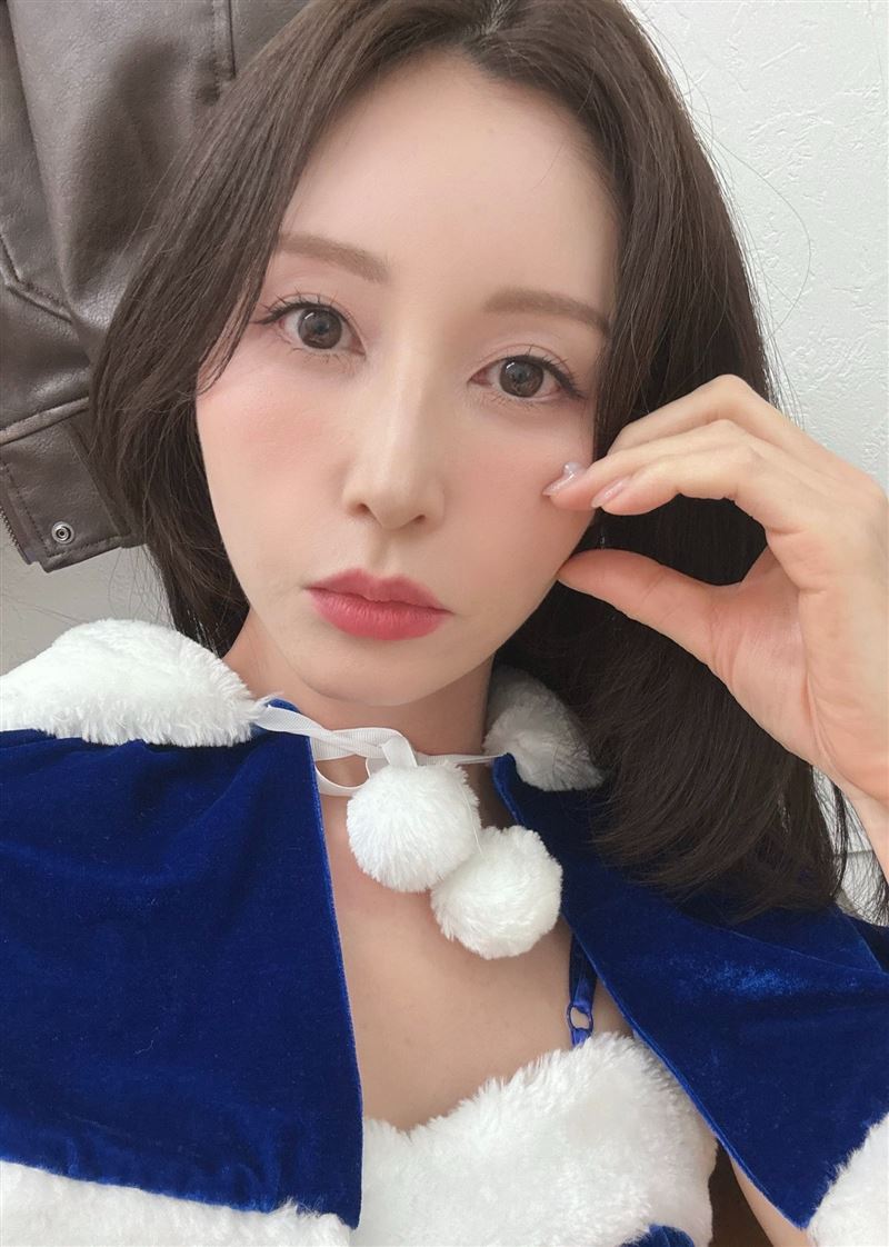 AV女優佐佐木明希20歲出頭時，拒絕與一名50多歲男子發生性關係，此後對方每次在她搬家時都跟蹤騷擾。（圖／翻攝自佐佐木明希Ｘ）