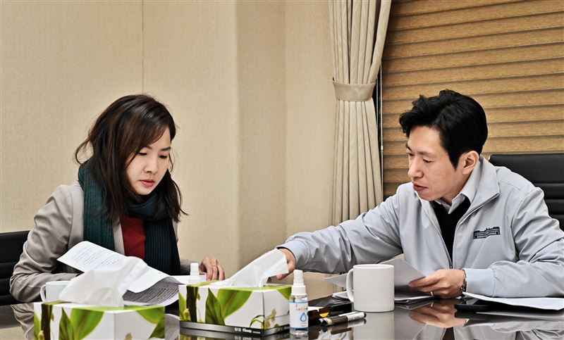 張惇涵分享近日與陳品安喝咖啡，感嘆苗栗醫院急重症大樓擴建至少「一波七折」（圖／翻攝自張惇涵臉書）