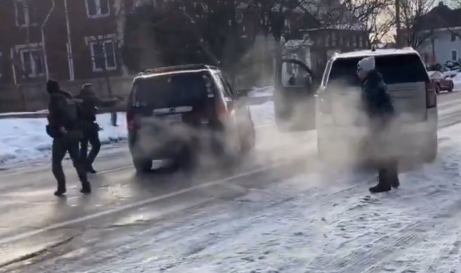 明尼蘇達州美國公民白人女性遭ICE射殺畫面在網路瘋傳。（圖／翻攝自X平台@temoris）