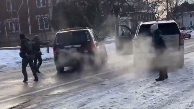 明尼蘇達州美國公民白人女性射殺，川普的移民政策引發ICE執法過當的爭議。 （圖／翻攝自X平台@temoris）