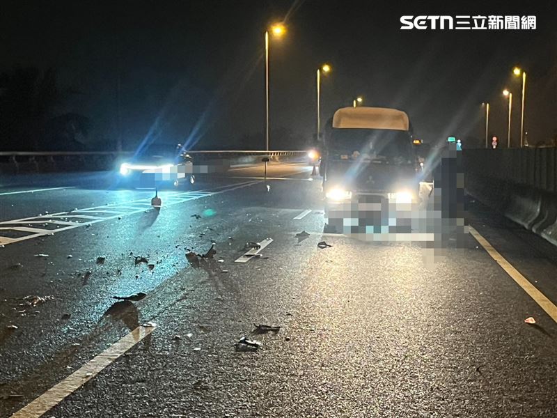 騎士逆向上國道！小貨車嚇傻「煞不住」迎面撞上，騎士當場死亡。（圖／翻攝畫面）