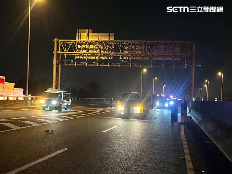 騎士逆向上國道！小貨車嚇傻「煞不住」迎面撞上，騎士當場死亡。（圖／翻攝畫面）