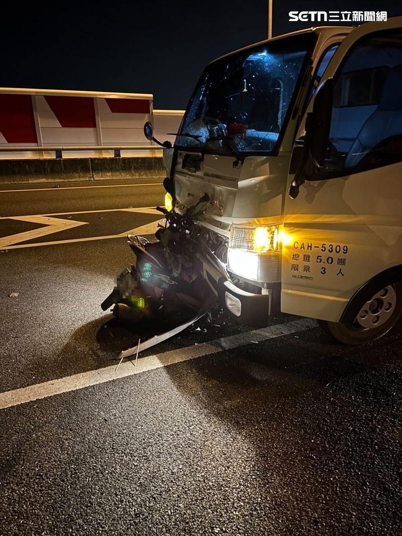 騎士逆向上國道！小貨車嚇傻「煞不住」迎面撞上，騎士當場死亡。（圖／翻攝畫面）