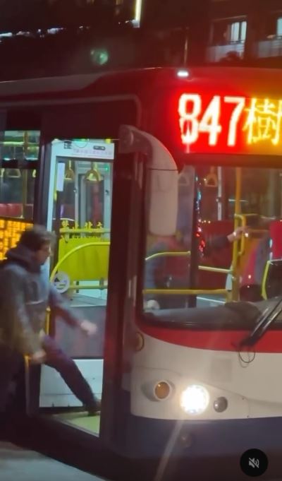 老外乘客看不下去，下車時將紅衣男拉開，以免司機繼續被攻擊。（圖／翻攝自Threads @__xiao52）