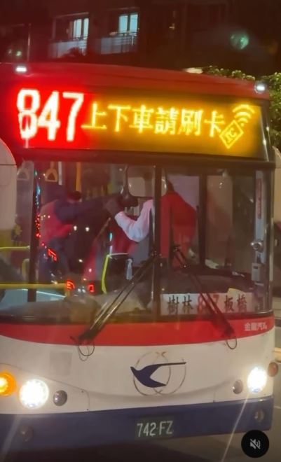 公車司機被揮多拳仍相當冷靜，趁男子出腿時抱腿反制。（圖／翻攝自Threads @__xiao52）