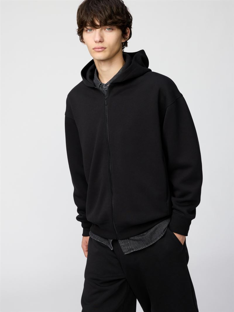 男女適穿寬版休閒連帽外套。（圖／品牌業者提供）