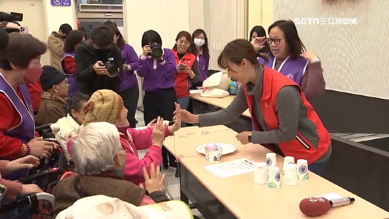 長輩玩得不亦樂乎