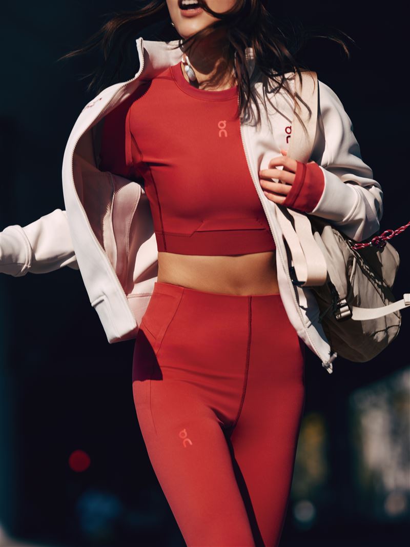 將品牌Logo線條解構，轉化為抽象的馬蹄與鬃毛幾何圖騰。（圖／品牌業者提供）