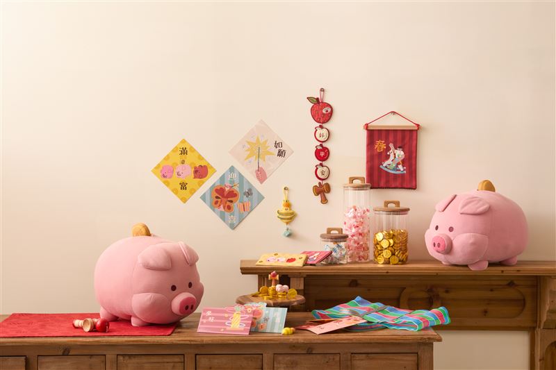 HOLA攜手插畫藝術家朱緹（dee chu）推出春節聯名，以復古童玩為靈感，為年節佈置注入更多情感記憶。（圖／品牌業者提供）