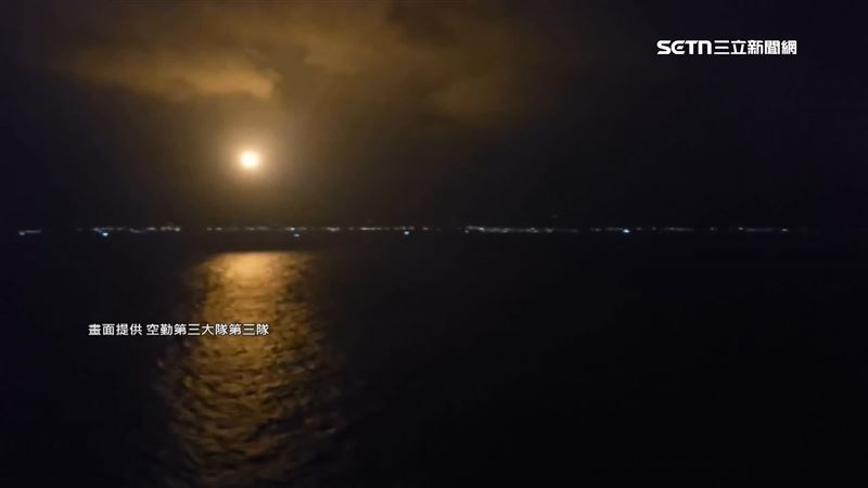 一閃一閃的橘黃強光劃破夜空,搜救行動一刻都沒有停