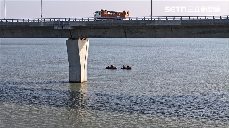 人稱「港都傳奇」宮廟主委金門大橋墜海，搜救3日尋獲遺體。（圖／翻攝畫面）