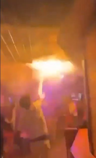 一名男子拿毛巾拍打屋頂試圖滅火，反讓火勢加劇，場面相當驚險（圖／翻攝自X平台 @TonyTruant01）