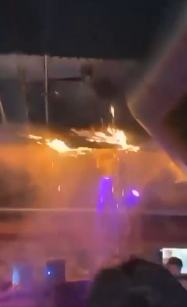 火災現場畫面流出，疑似仙女棒火花點燃屋頂，民眾跨年狂歡錯失逃難時機。（圖／翻攝自X平台 @TonyTruant01）