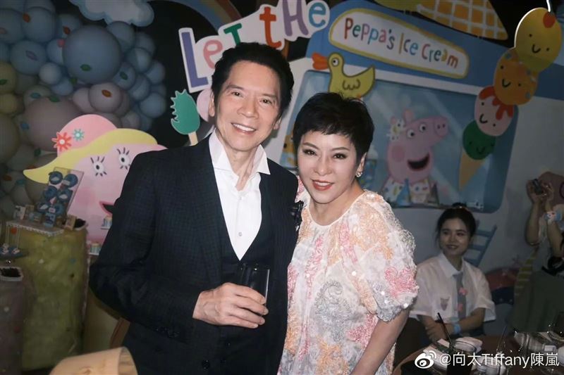 向華強和向太結婚多年，夫妻一起打拚事業。（翻攝向太微博）