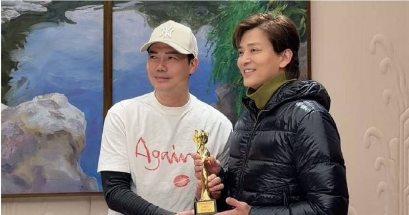 陳曉東（右）與謝天華以《騙我一輩子》分獲男主角與㡪配角獎肯定。（圖／火爆娛樂提供）