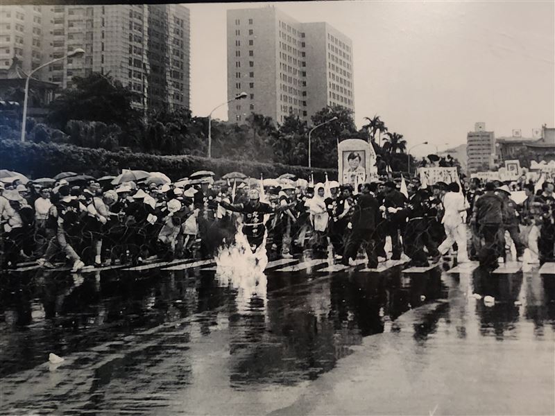 2026全台灣人都要看的展《自由花蕊》，鄭南榕自焚辦公室重現逼哭全網。圖為鄭南榕出殯。（圖／記者鍾志鵬攝影）