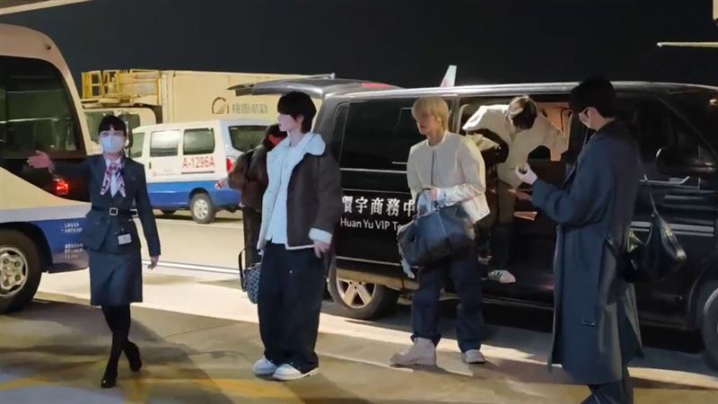 男團TWS最先踏上專車步出機場