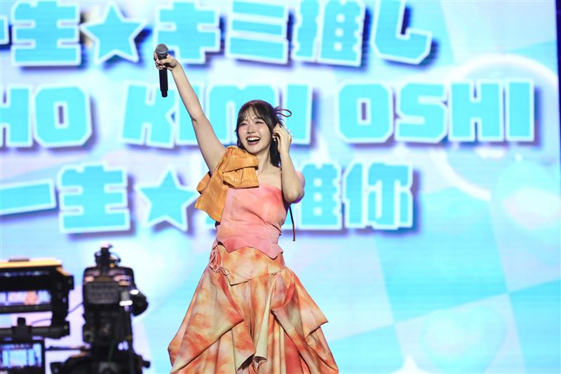 鈴木愛理遊台南，貼臉菜奇鴨狂吸5萬讚。（圖／台南市政府提供）