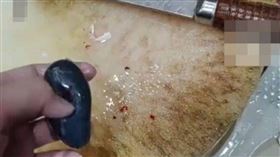 大陸一名女子聽信偏方生吃魚膽結果中毒，送急診、住進ICU治療才逃過死劫。（圖／翻攝自微博／荔枝新聞）