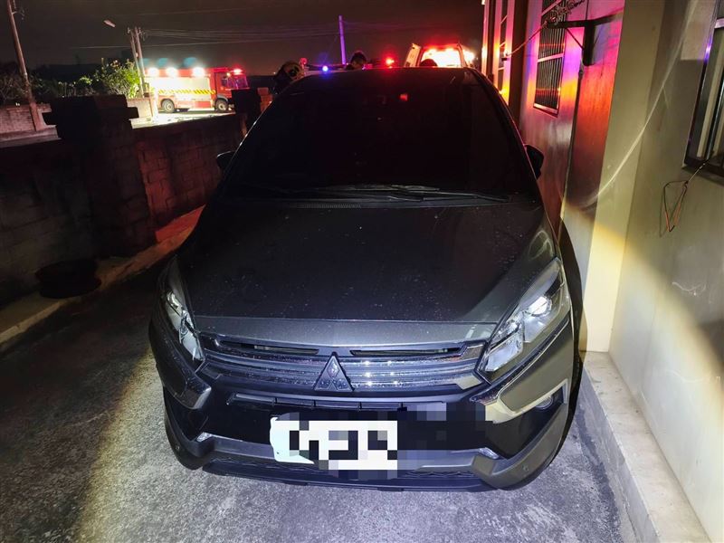 死者的腹部、胸部、下肢都有明顯夾傷痕跡，警方到場時，發現車輛引擎仍在發動中。(圖／翻攝畫面)