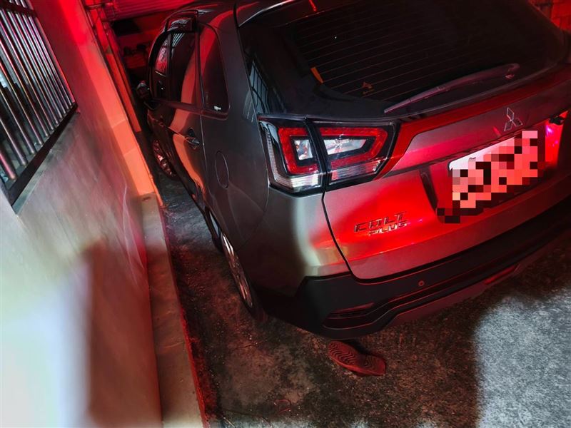 63歲黃姓男子外出到庭院移車，凌晨2點多被發現整個人夾在車子與牆壁之間，失去呼吸心跳。(圖／翻攝畫面)