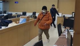 ▲替太子集團處理境外紙上公司，藉此透過OBU管道洗錢入台的匯致國際負責人盧冠安，被以80萬元交保。（圖／翻攝畫面）