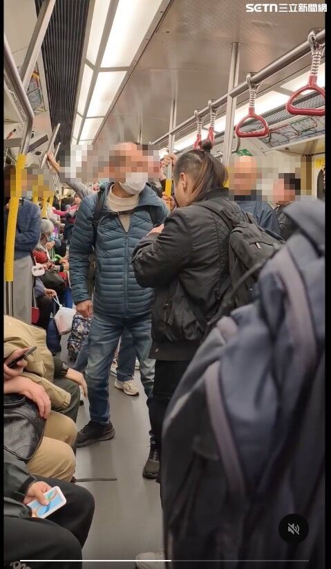 李姓女子日前搭乘地鐵時，僅因背包不慎與一名老翁發生輕微碰撞，竟遭對方揮拳重擊下巴。（圖／翻攝thread）