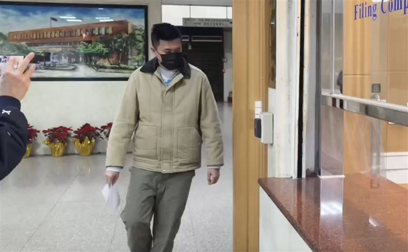 太子集團在台公司尼爾創新幹部賴榮駿，50萬元交保。（圖／翻攝畫面）