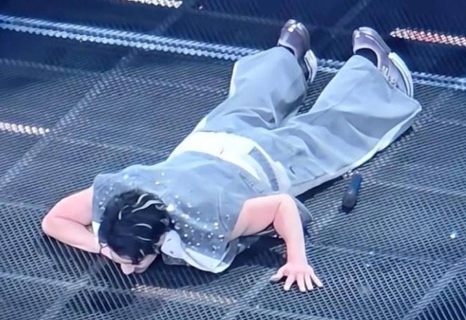 王力宏演唱到一半突然整個人趴倒在舞台上，遲遲未能起身，讓台下粉絲瞬間嚇壞。（圖／翻攝自微博）