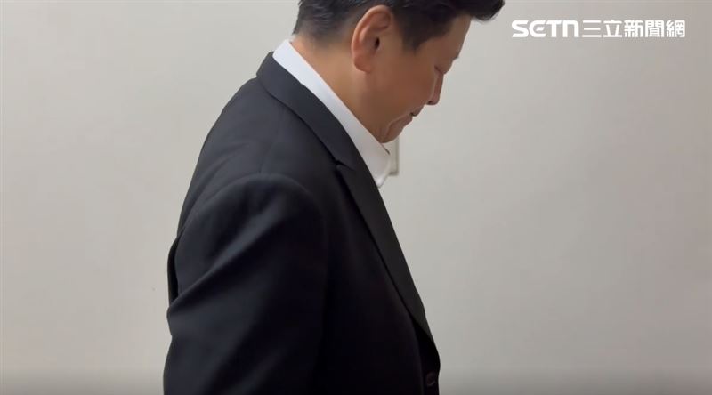 聽到何啟聖要選花蓮喊出終結傅氏王朝卻遭封殺，傅崐萁「咳」一聲後頭也不回，完全不回記者追問（圖／翻攝畫面）