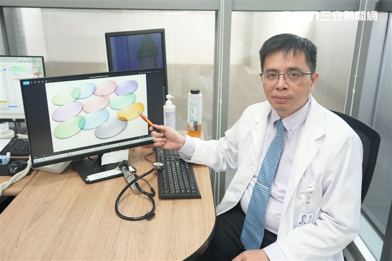 近年校園普遍使用電子白板與高亮度螢幕,加上教室燈光對比強烈,容易成為誘發Irlen症候群症狀的關鍵因素。(圖/翻攝畫面)