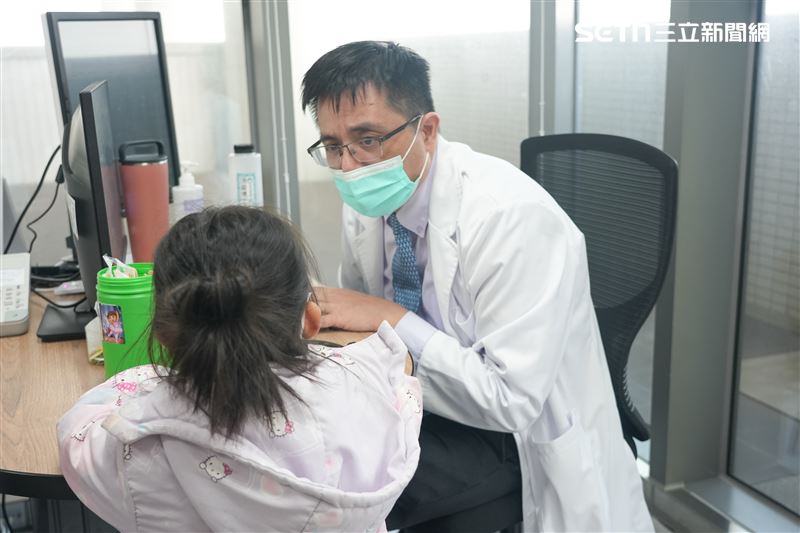 黑字變綠字白牆冒彩光？台中女童頭暈半年