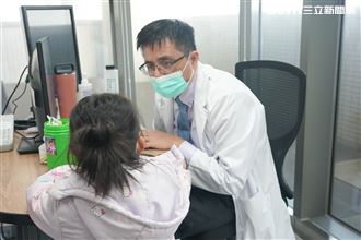 黑字變綠字白牆冒彩光？台中女童頭暈半年