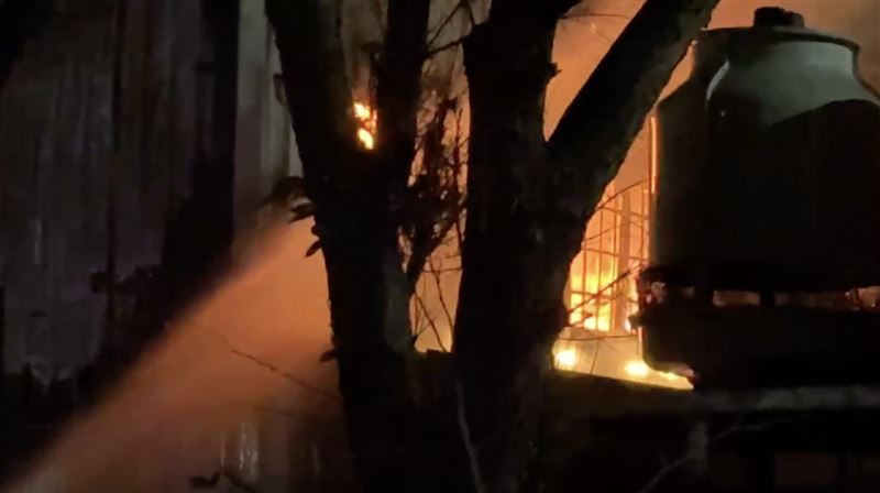 台中南屯某露營車修配廠竄出火勢。（圖／翻攝畫面）