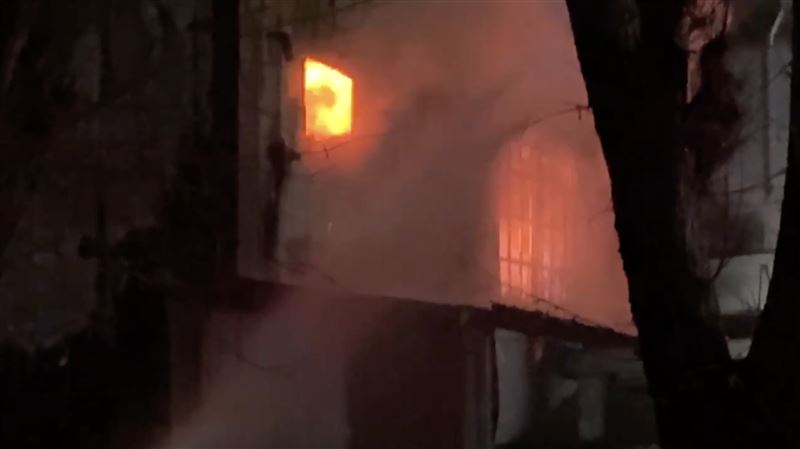 台中修車廠陷入火海!百萬露營車急移出