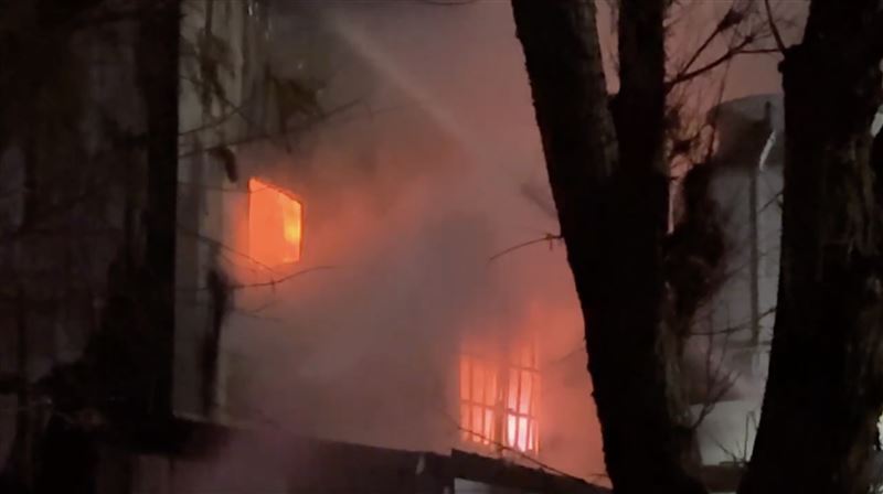 火勢最終延燒至隔壁。（圖／翻攝畫面）