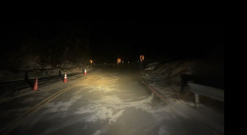 受強烈大陸冷氣團影響，合歡山區低溫，公路局9日宣布，台14甲線鳶峰至大禹嶺路毀，台8線109公里至110公里大禹嶺路段部分路面結冰積雪未融，限加掛雪鏈通行。（公路局提供）