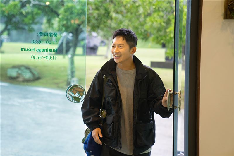 蔡昌憲秀歌喉。（圖／東森綜合台提供）