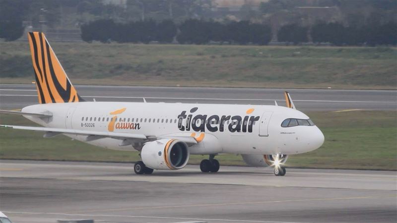 台灣虎航因部分機師離職,取消約1%夏季航班,集中在4至5月,民航局與虎航皆強調飛安優先,並呼籲旅客留意航班異動。(圖/記者王乙徹攝影)