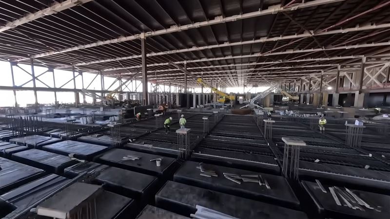 不過，台積電A16製程產能供不應求，帶動相關供應鏈受惠。法人指出，目前A16產能極為緊缺，即使主要客戶NVIDIA亦難以取得足夠產能，部分設計被迫調整至N3P製程，顯示先進製程需求依然強勁，隨先進製程需求升溫，相關耗材與工程服務廠商同步受惠。（圖／翻攝自台積電官方YT）